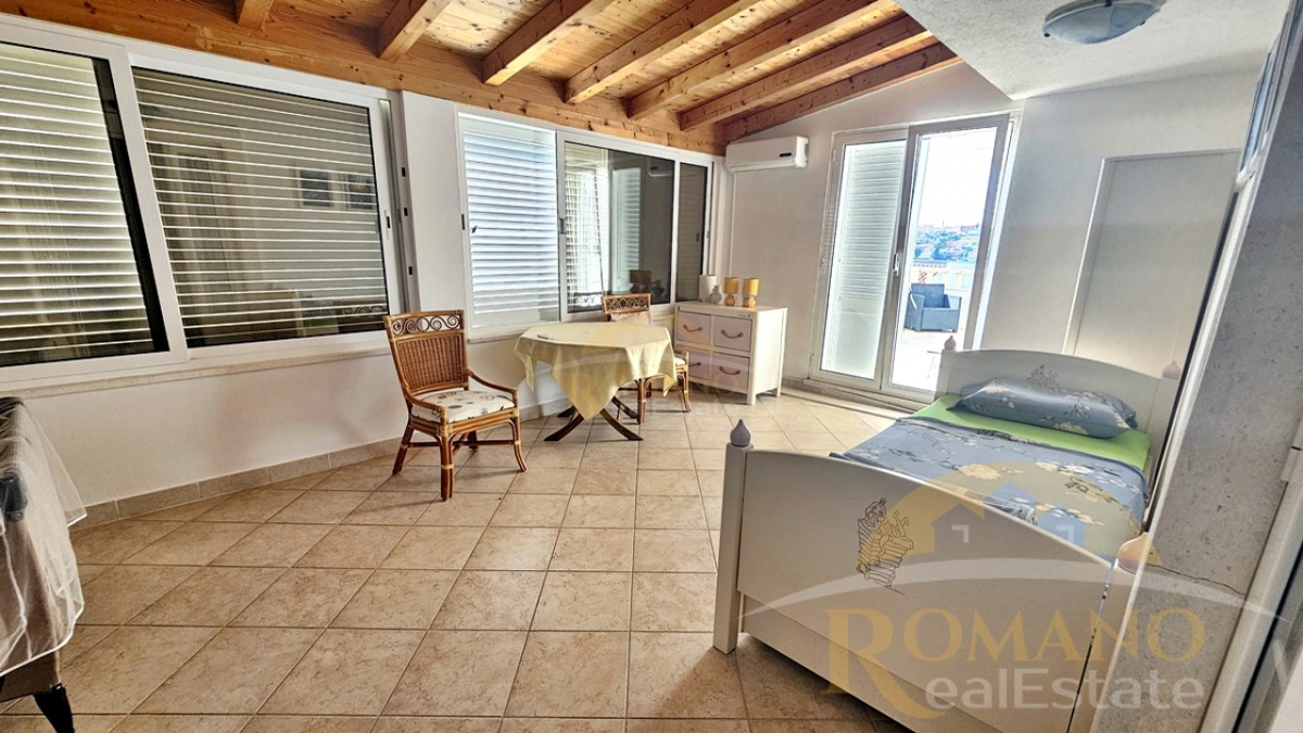 Ekskluzivna hiša prvi vrsti ob morju – Mavarčica, Okrug Gornji – Velik investicijski potencial